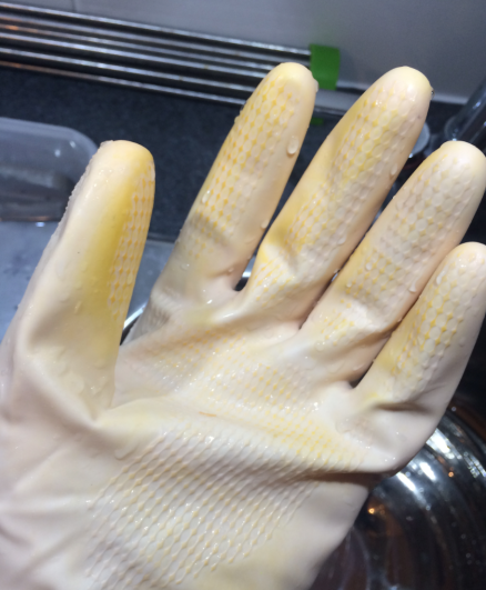 gloves_carrot_staining